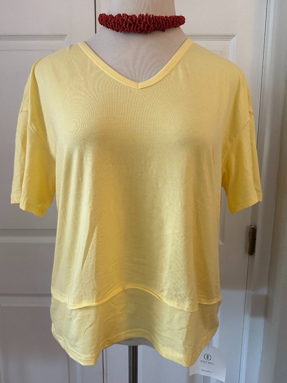 NWT Cici Bell Yellow Short Sleeve V-Neck Casual Tee Shirt Size Large